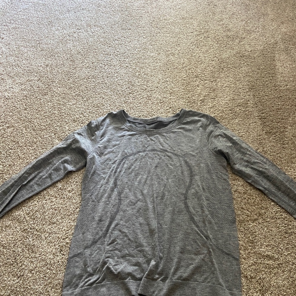 GREY LULULEMON SWIFTLY TECH SIZE 8 (LOOSE FITTING)